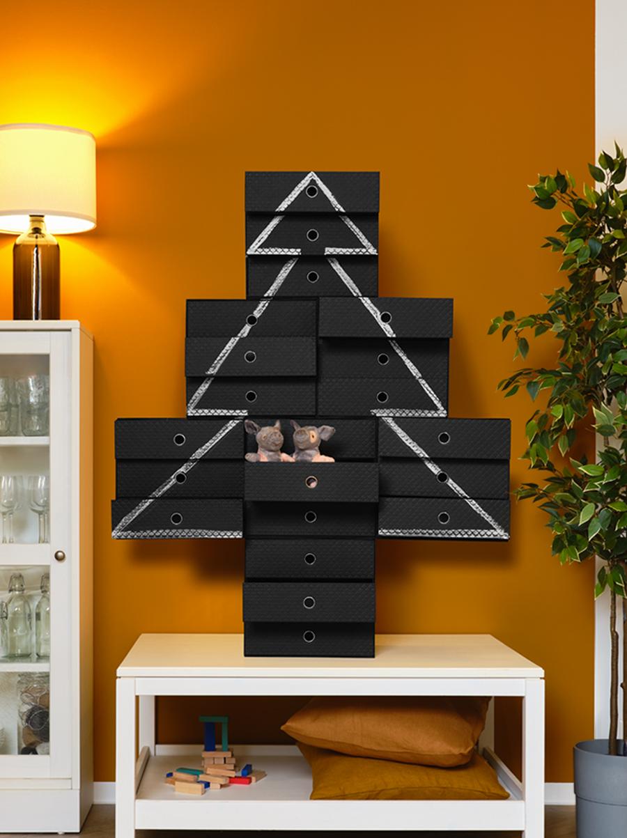 Zwarte miniladekast versiert als witte kerstboom