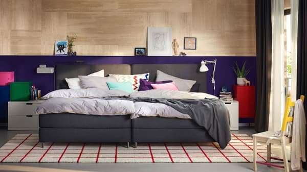 Zwei Betten nebeneinandergestellt fungieren als Familienbett in einem Schlafzimmer.