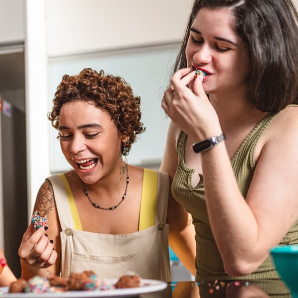 Zwei Damen die Häppchen essen.