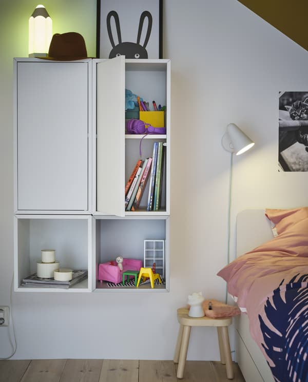Zwei EKET Schränke mit Tür und Boden sorgen für eine einheitliche Aufbewahrung. Bücher und Spielzeug finden hier ihr Zuhause.