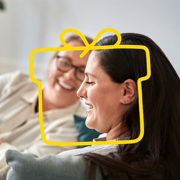 Zwei Fareun im mittleren Alter lachen; über den Gesichtern ist ein IKEA-Logo.