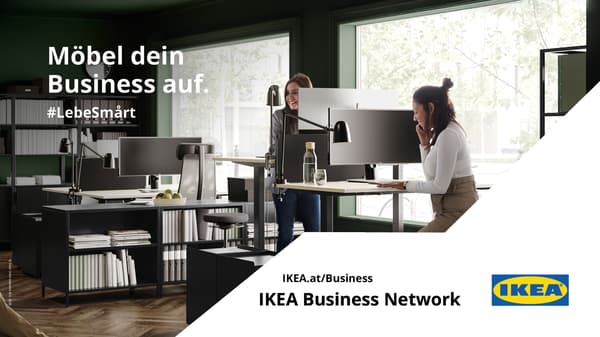 Zwei Frauen arbeiten in einem modernen Büro mit höhenverstellbaren Schreibtischen, IKEA Business Network-Werbung