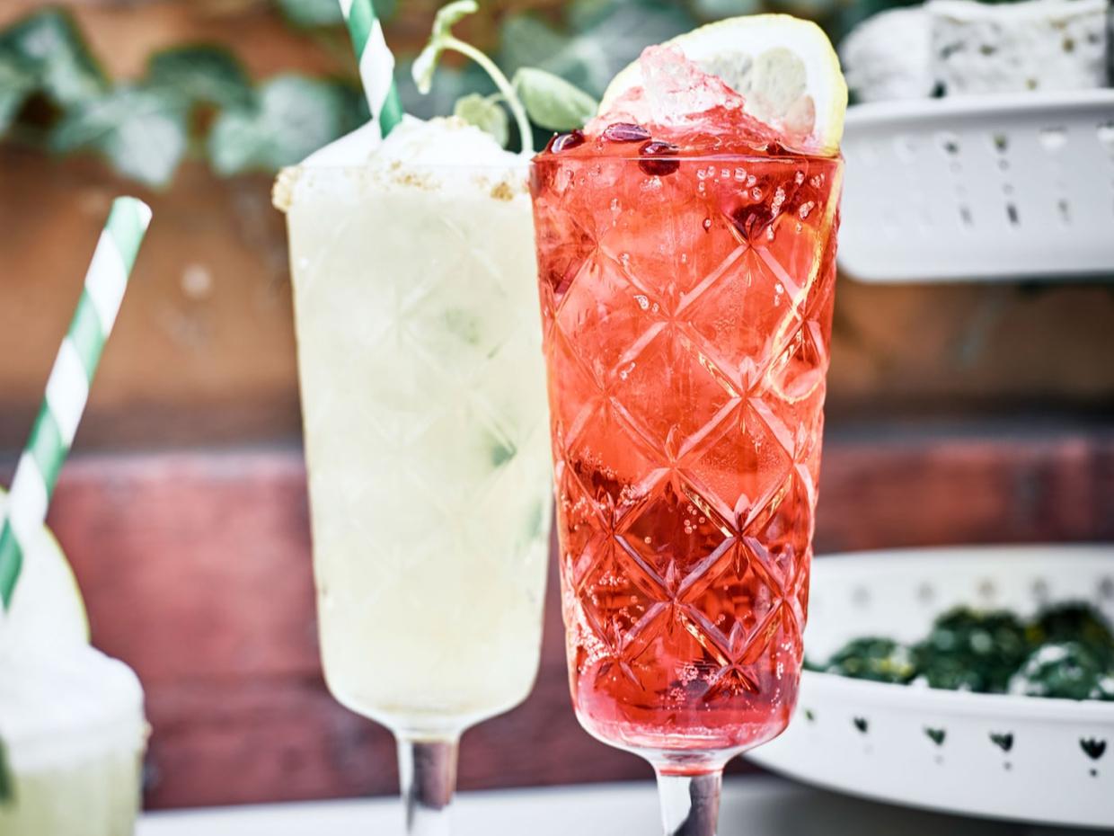 Zwei Gläser mit Limonade