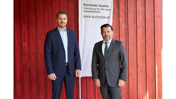 Zwei Herren in Anzügen stehen vor einem Banner auf dem Ikea als Österreichischer Gewinner des Solarpeises 2020 ausgeschrieben ist