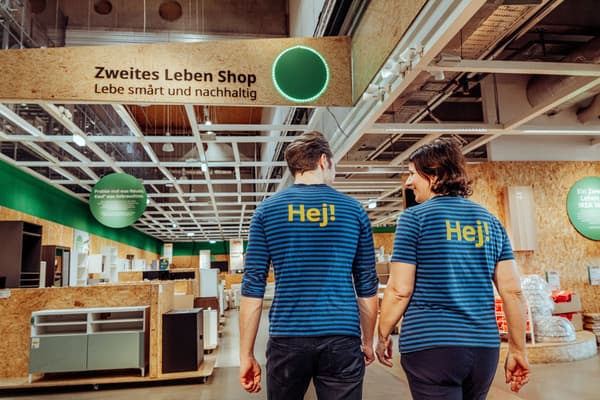 zwei IKEA Mitarbeiter die gerade in richtung des Zweiten Leben Shops gehen.