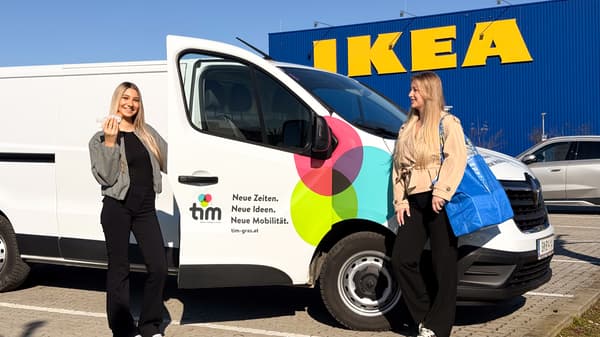 Zwei junge Frauen vor einem TIM Transporter,, der vor dem IKEA Einrichtungshaus Graz steht.