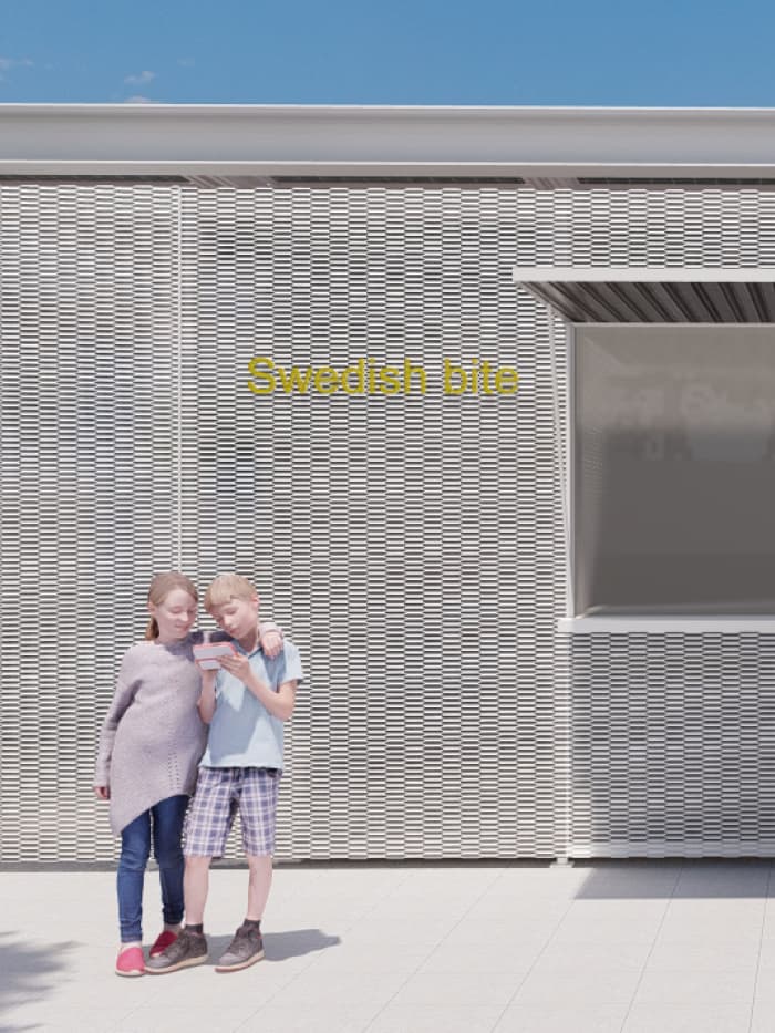 Zwei Kinder stehen vor einer Wand mit der Aufschrift „Swedish Bite“ auf der Dachterrasse.
