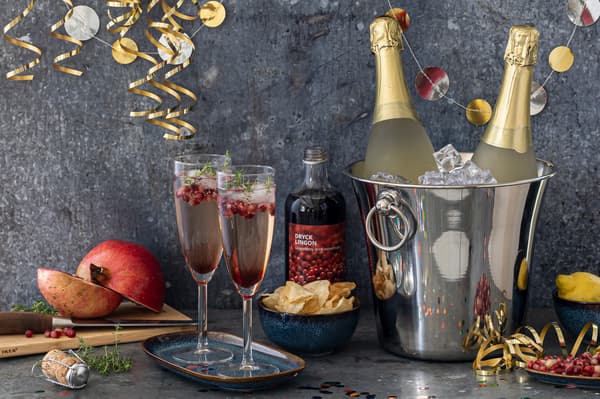 Zwei leckere alkoholfreie Preiselbeer Spritz stehen auf einer Theke.