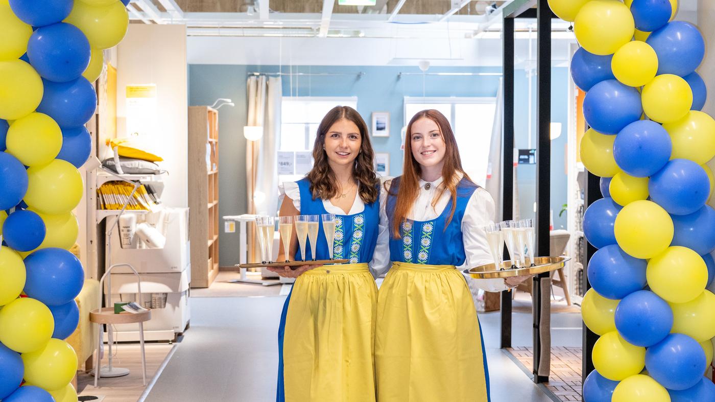 Zwei Mädchen feiern die Eröffnung von IKEA Klagenfurt