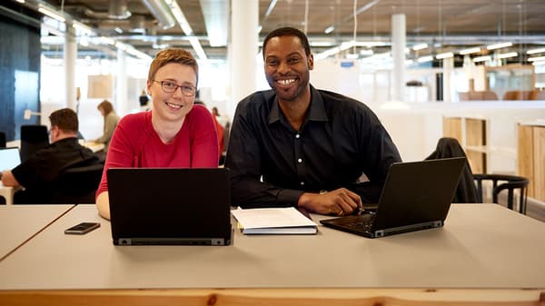 Zwei Personen bei IKEA arbeiten an Laptops