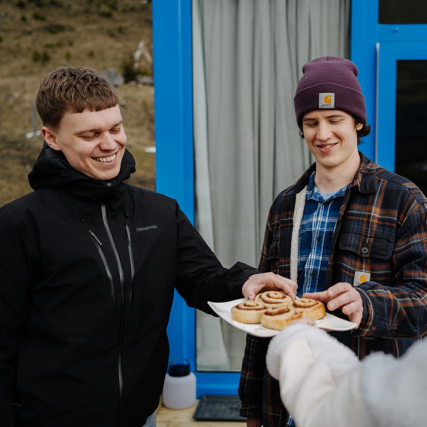 Zwei Personen genießen die leckeren Zimtschnecken von IKEA.