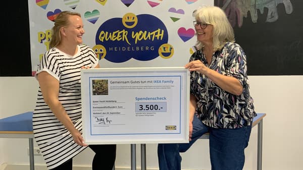 Zwei Personen halten einen Spendenscheck über 3500 Euro