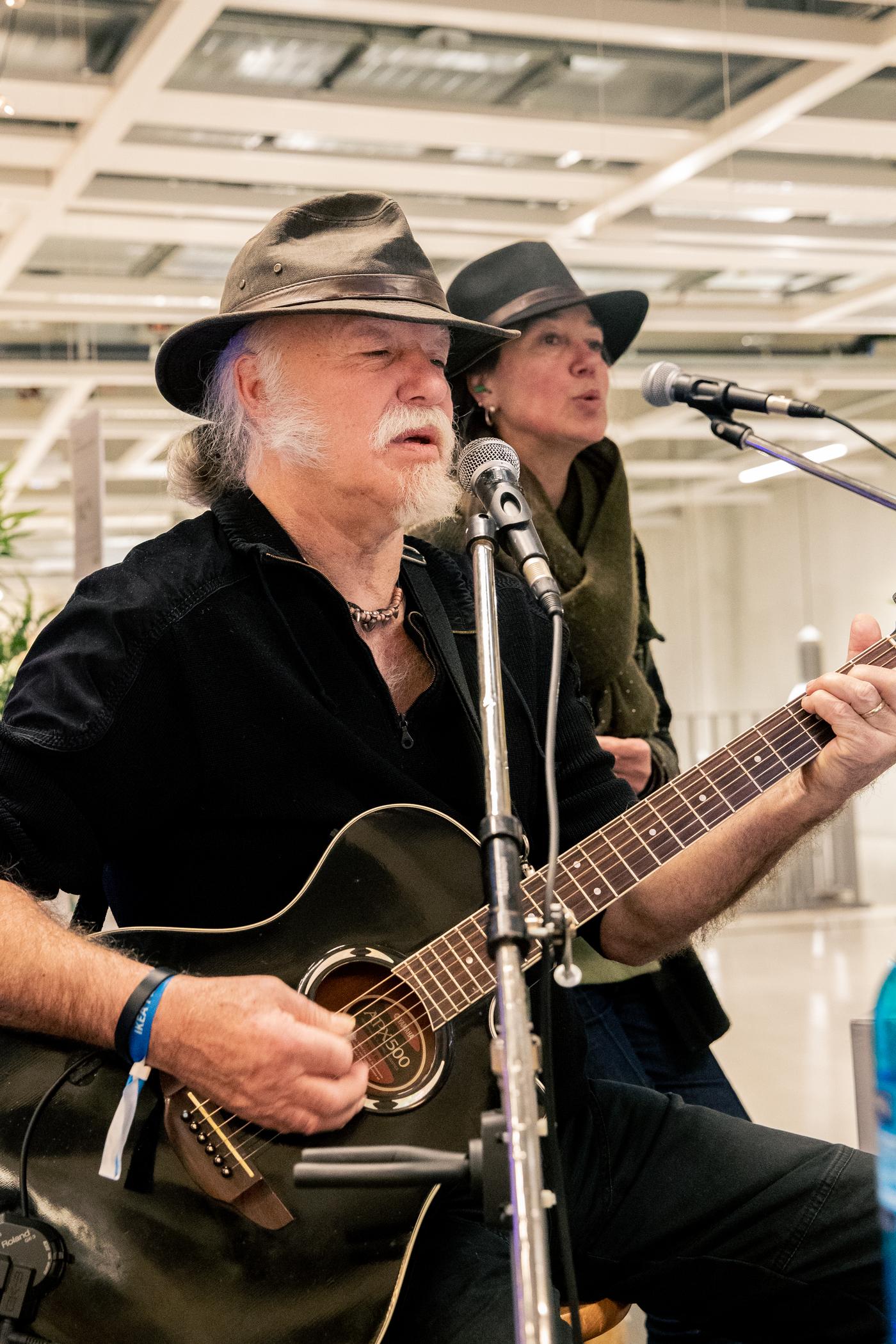 Zwei Personen machen Musik mit Gitarren.