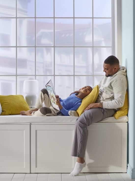 Zwei Personen sitzen auf einer Sitzbank.