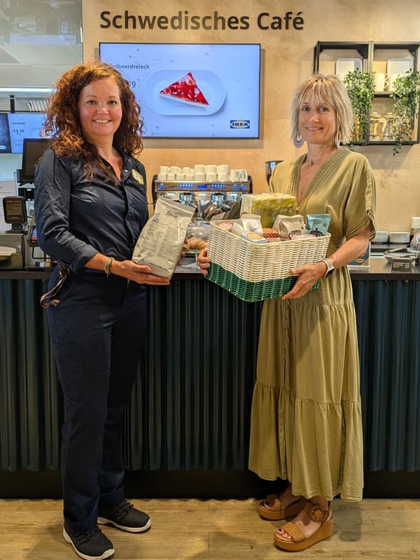 Zwei Repräsentantinnen, eine von Ikea Innsbruck und eine von der Volkshilfe bei der Übergabe der Sachspende vor dem Schwedischen Cafe im Einrichtungshaus Innsbruck.