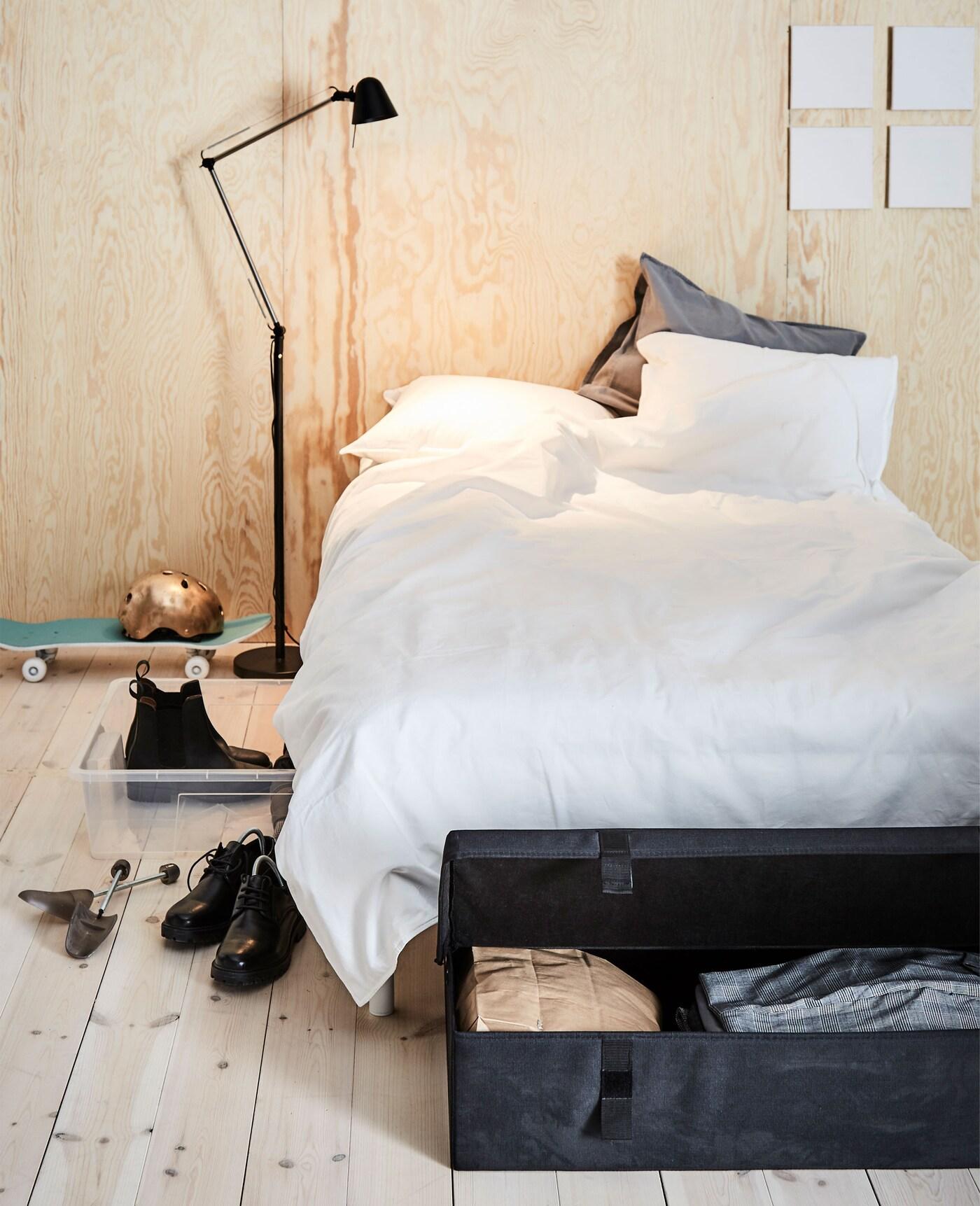 Zwei unterschiedliche Bettkästen, die unter ein Bett passen.