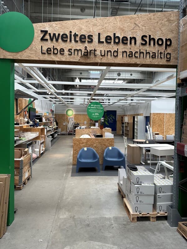 Zweites Leben Shop Eingang mit Überschrift in einem IKEA Einrichtungshaus.