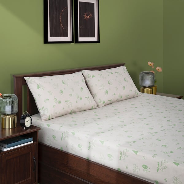Green & white BARNDRÖM bedding, forest-themed decor.