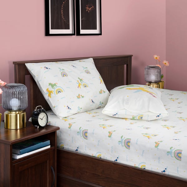 Cute unicorn & rainbow BARNDRÖM bedding set in pink room.