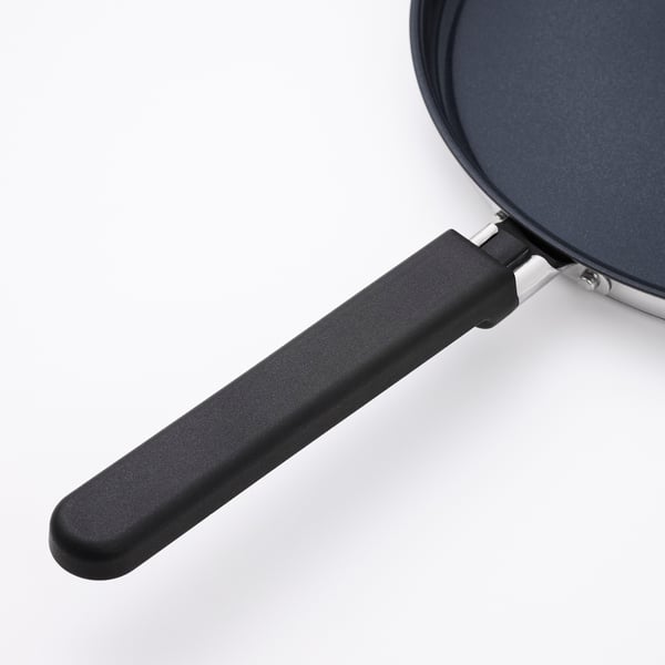Black pancake pan with ergonomic phenolic handle, sol-gel ceramic non-stick coating. Ideal for flipping pancakes effortlessly.
