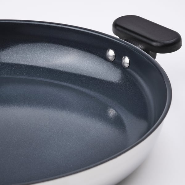 Close-up of MIDDAGSMAT pan, showing sleek, non-stick interior and sturdy handle.