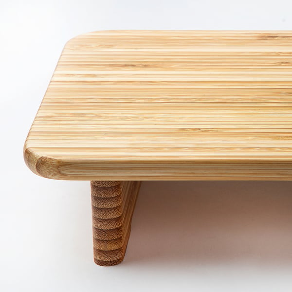 Simple wooden cutting board in light oak, crafted from smooth bamboo. Perfect for kitchen use.