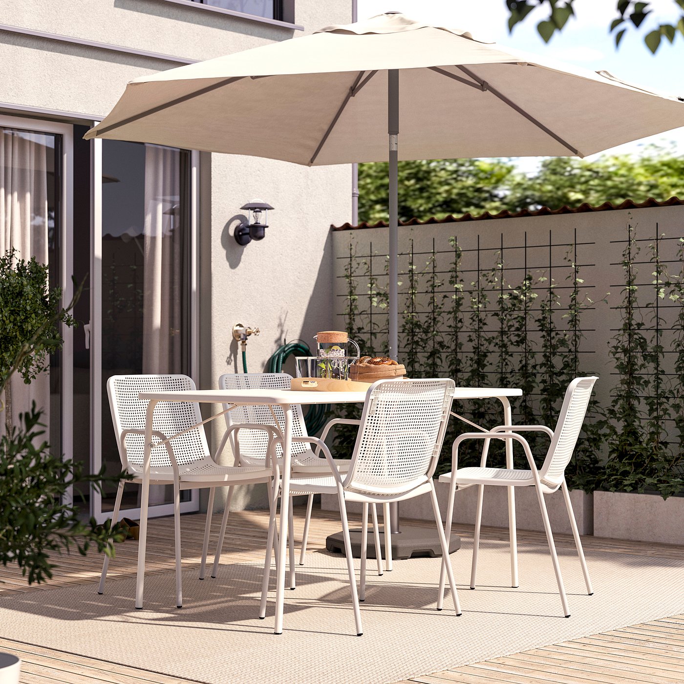 TORPARÖ table+4 chairs w armrests, outdoor, foldable white/white