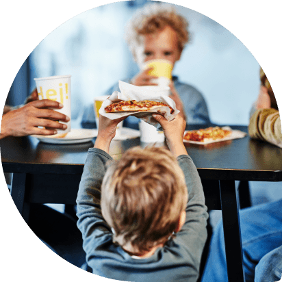 Alcuni bambini e i loro genitori stanno mangiando al ristorante svedese di IKEA