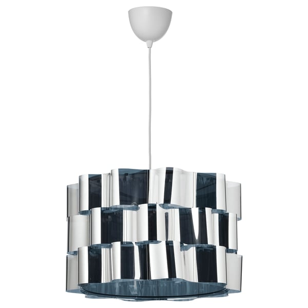 Moderna lampada a sospensione in argento, ÄLVSTARR, con design ondulato pende dal soffitto. Telaio in acciaio lucido, paralume in plastica per animali domestici, emette una luce morbida e danzante.