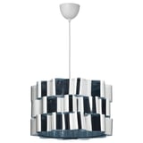 Moderna lampada a sospensione in argento, ÄLVSTARR, con design ondulato pende dal soffitto. Telaio in acciaio lucido, paralume in plastica per animali domestici, emette una luce morbida e danzante.