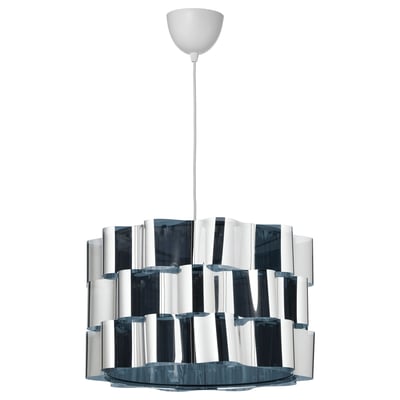 Moderna lampada a sospensione in argento, ÄLVSTARR, con design ondulato pende dal soffitto. Telaio in acciaio lucido, paralume in plastica per animali domestici, emette una luce morbida e danzante.