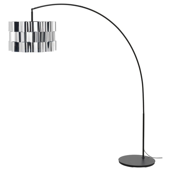 Lampada da terra moderna, nera, ad arco con paralume cilindrico cromato.