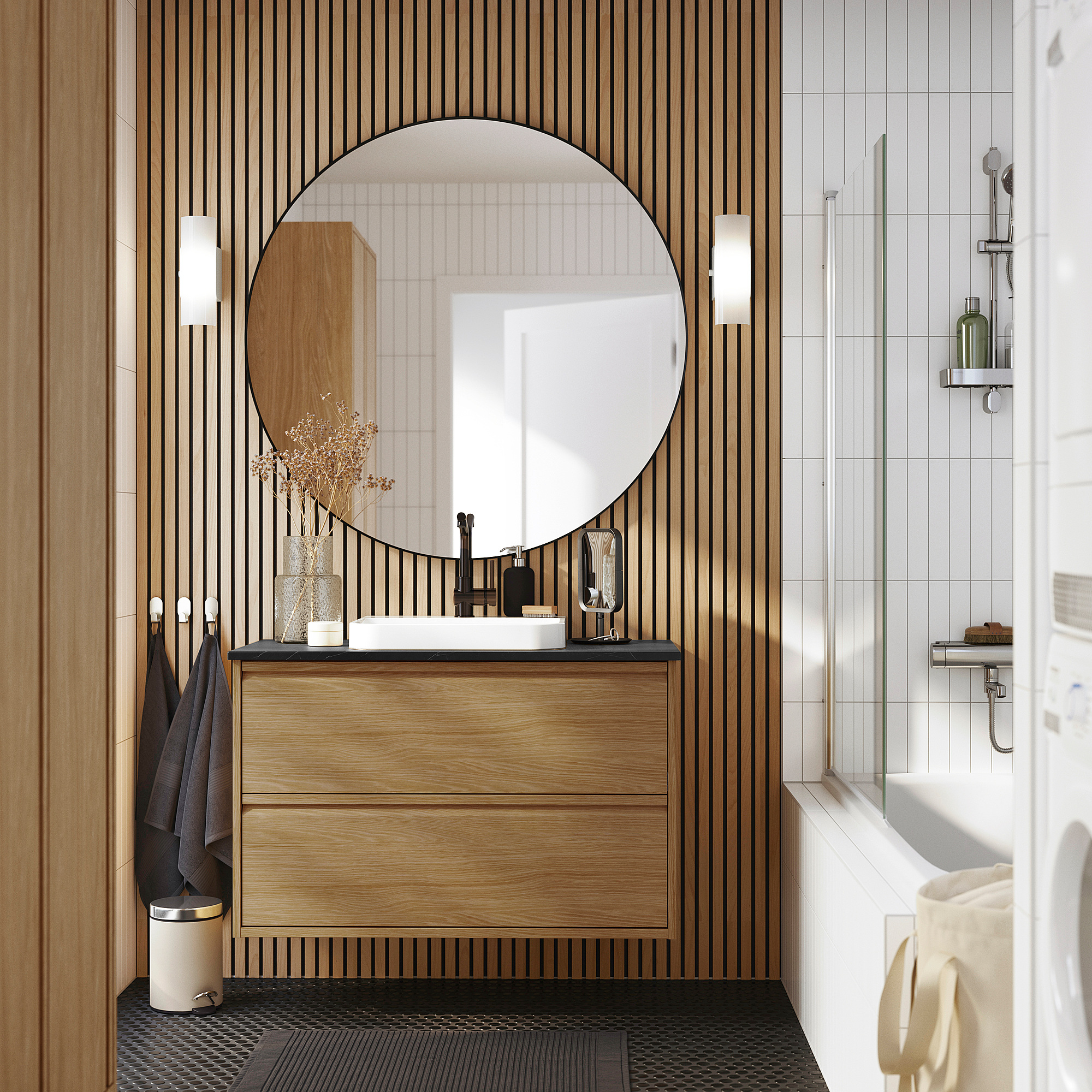 Bagno moderno con lavabo in rovere ÄNGSJÖN, grande specchio, mobile e vasca da bagno con infissione in oro.
