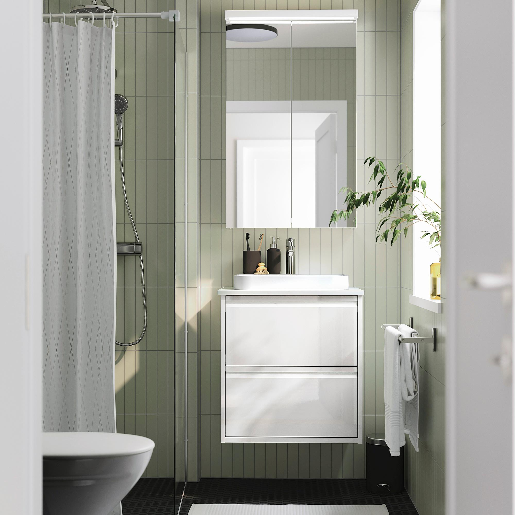 Bagno moderno con lavabo ÄNGSJÖN, lavabo, armadietto a specchio, doccia e pianta.