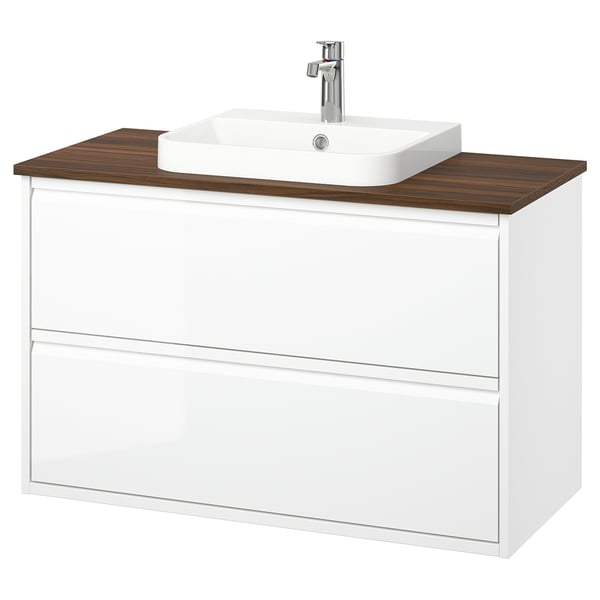 Mobile bagno bianco moderno con piano di lavoro in legno, lavabo rettangolare, maniglie minimali, design a parete.