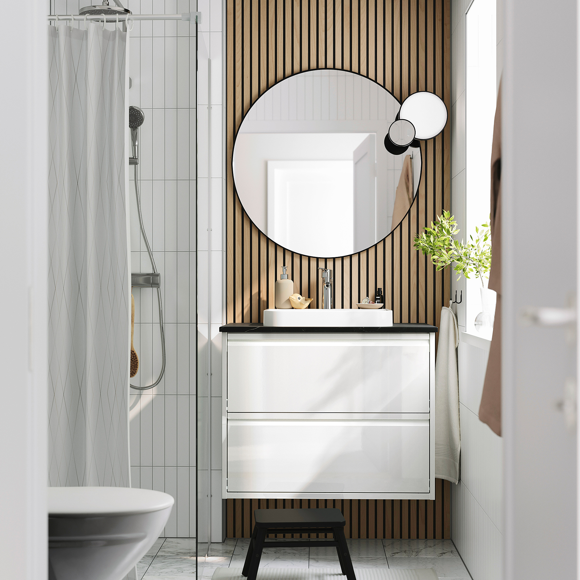 Bagno moderno bianco: lavabo con lavabo in marmo, specchio, doghe in legno, doccia in vetro, sgabello nero.