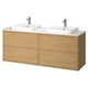Il doppio lavabo ÄNGSJÖN in rovere. Ha due lavandini quadrati in ceramica con rubinetti cromati su un mobile in legno con piano di lavoro in marmo.
