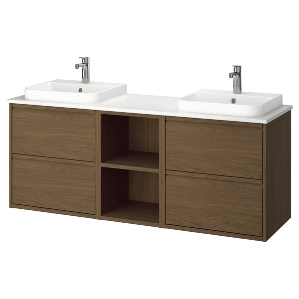 Doppio lavabo in legno naturale con piano di lavoro in marmo, due lavabi quadrati bianchi e rubinetti cromati contemporanei.