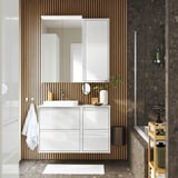 Moderno lavabo bianco con 4 ripiani, lavandino, specchio e accenti in legno. Montaggio a parete, ampio spazio di archiviazione, sensazione di apertura. Doghe di legno e pareti in marmo, piccolo tappeto.