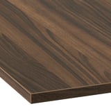 Venature del legno scuro su una superficie liscia e lucida. Mostra l'angolo ravvicinato di un piano di lavoro elegante e di alta qualità.
