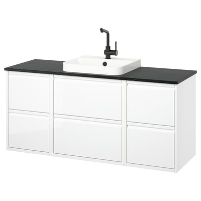 Mobile bagno ÄNGSJÖN bianco con piano e lavabo in marmo, rubinetto nero opaco.