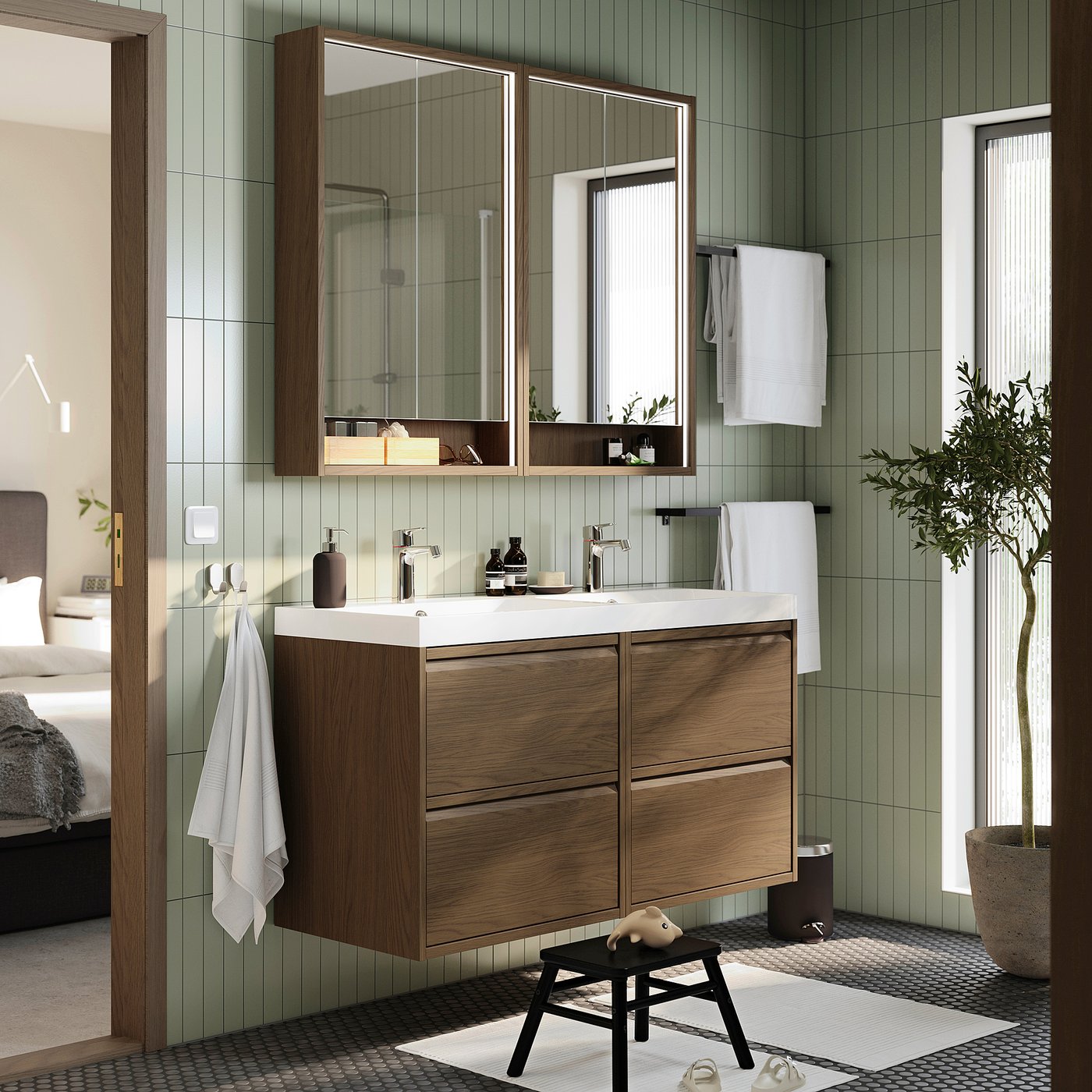 Vanità in rovere, doppi lavandini, pareti verdi, pavimento bianco/nero, moderno