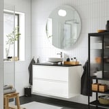 Moderna configurazione del bagno bianco. Lavabo ÄNGSJÖN, lavabo rotondo, design minimalista, a parete, grande specchio, accenti neri e decoro in legno.