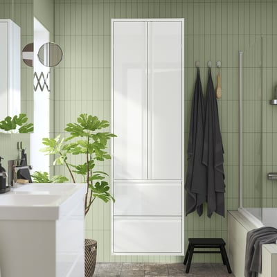Bagno moderno con armadio bianco ÄNGSJÖN, design elegante, piastrelle verdi e ampio spazio di archiviazione.