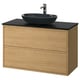 Mobile bagno moderno, legno chiaro, piano di lavoro nero, lavandino a vasca nero, montaggio a parete, design minimalista.