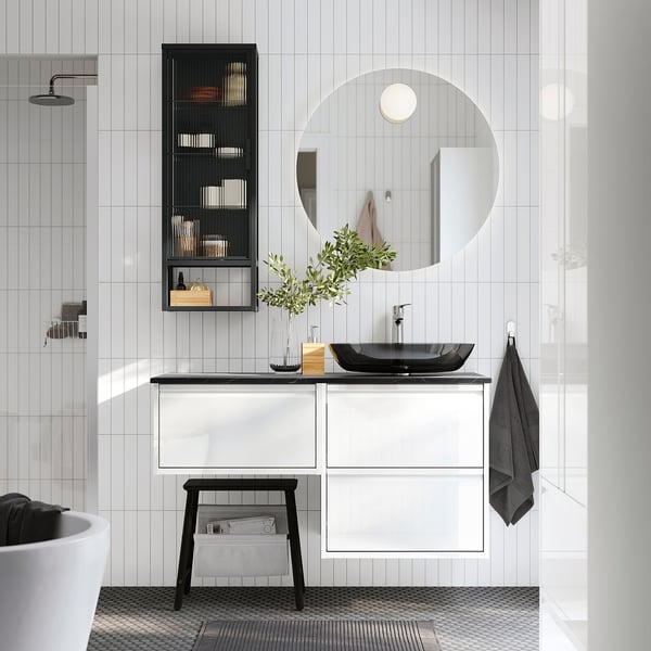 Bagno moderno con lavabo, specchio e mensola ÄNGSJÖN.