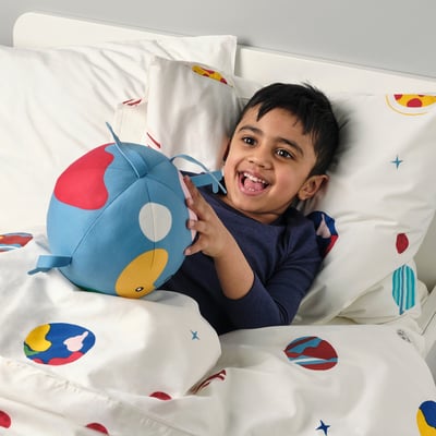 Simpatico peluche terra blu con continenti colorati, viso sorridente e 4 arti blu, perfetto per i bambini e l'eco-educazione.