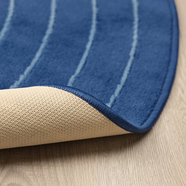 Tappeto blu con strisce bianche su pavimento in legno. Supporto in gomma per la stabilità.