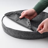 Cuscino rotondo in memory foam grigio apribile con schienale antiscivolo e rivestimento lavabile sfoderabile.