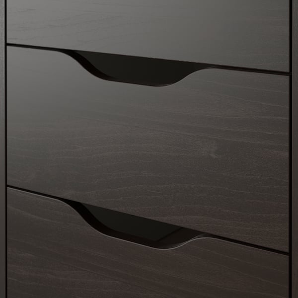 Cassettiera in legno scuro con tre cassetti, ciascuno con maniglie intagliate. Presenta un design elegante e moderno e finiture di alta qualità.